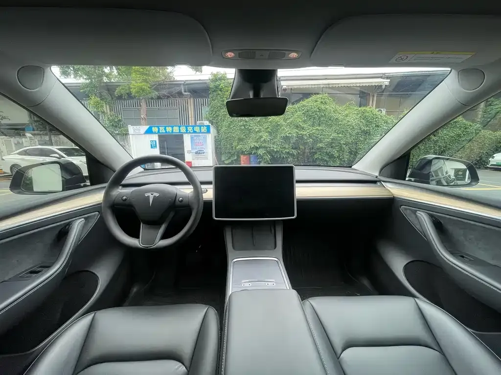 Tesla Model Y — фото 10