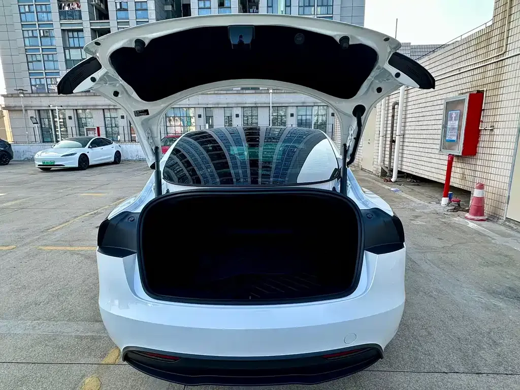 Tesla Model 3 — фото 10