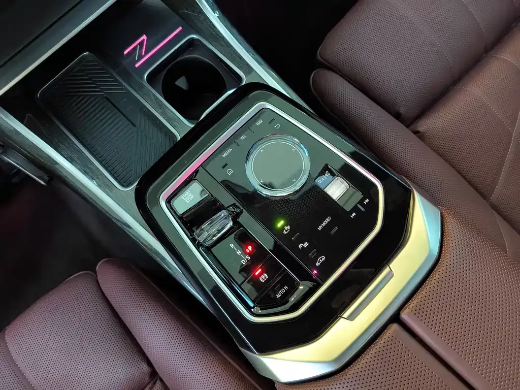 BMW 7 Series — фото 10