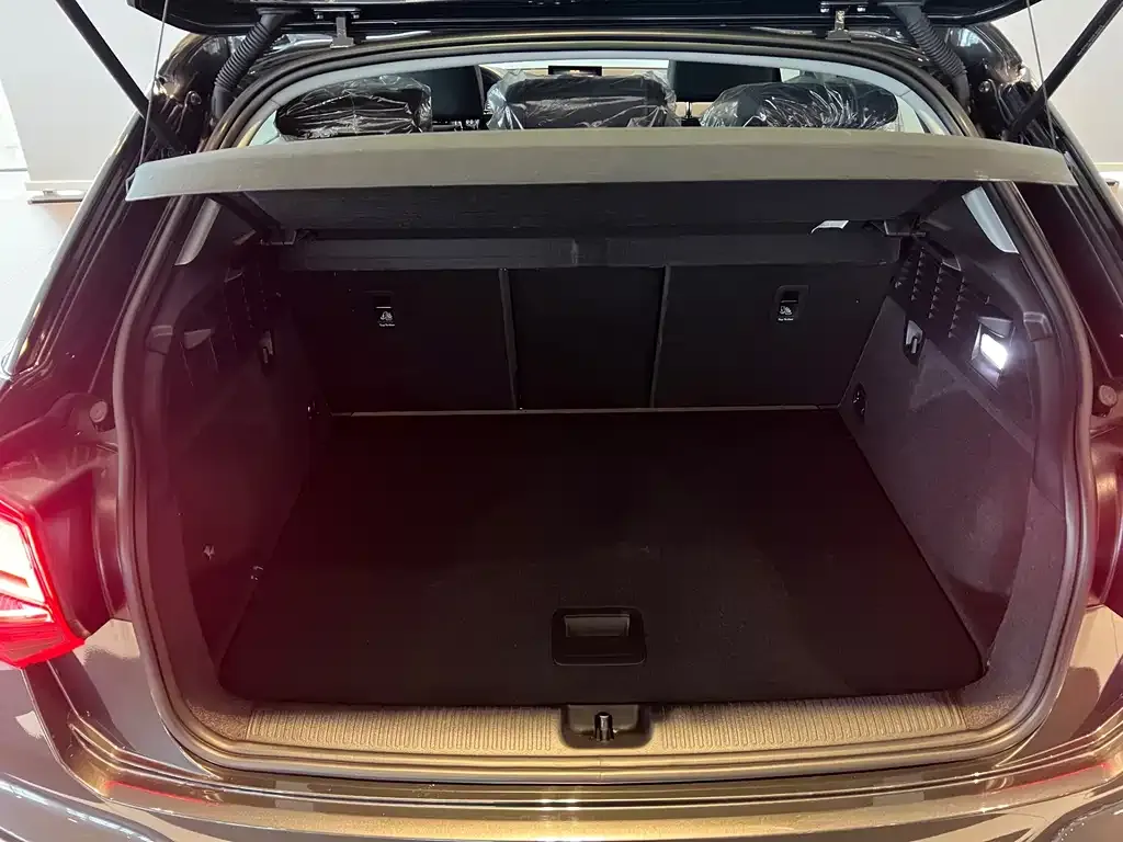 Audi Q2L 2025 из CN, фото 8