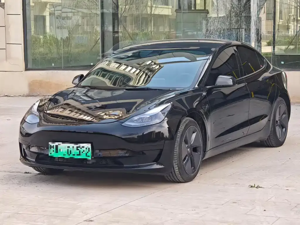 Tesla Model 3 — фото 1