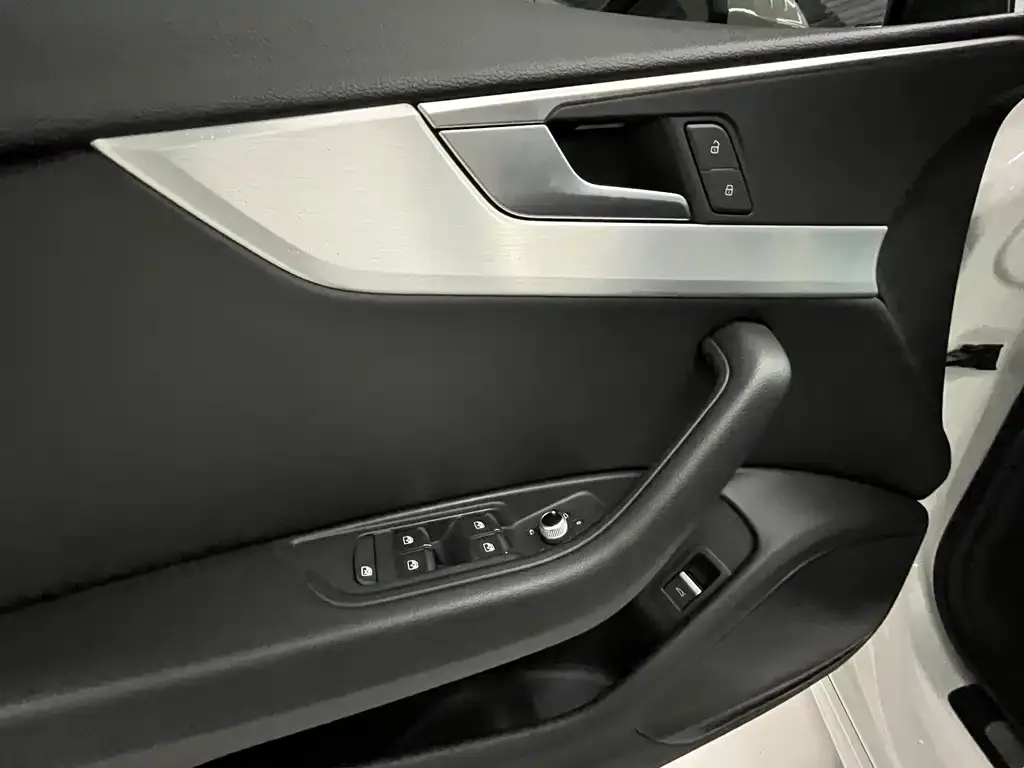 Audi A4L 2021 из CN, фото 4