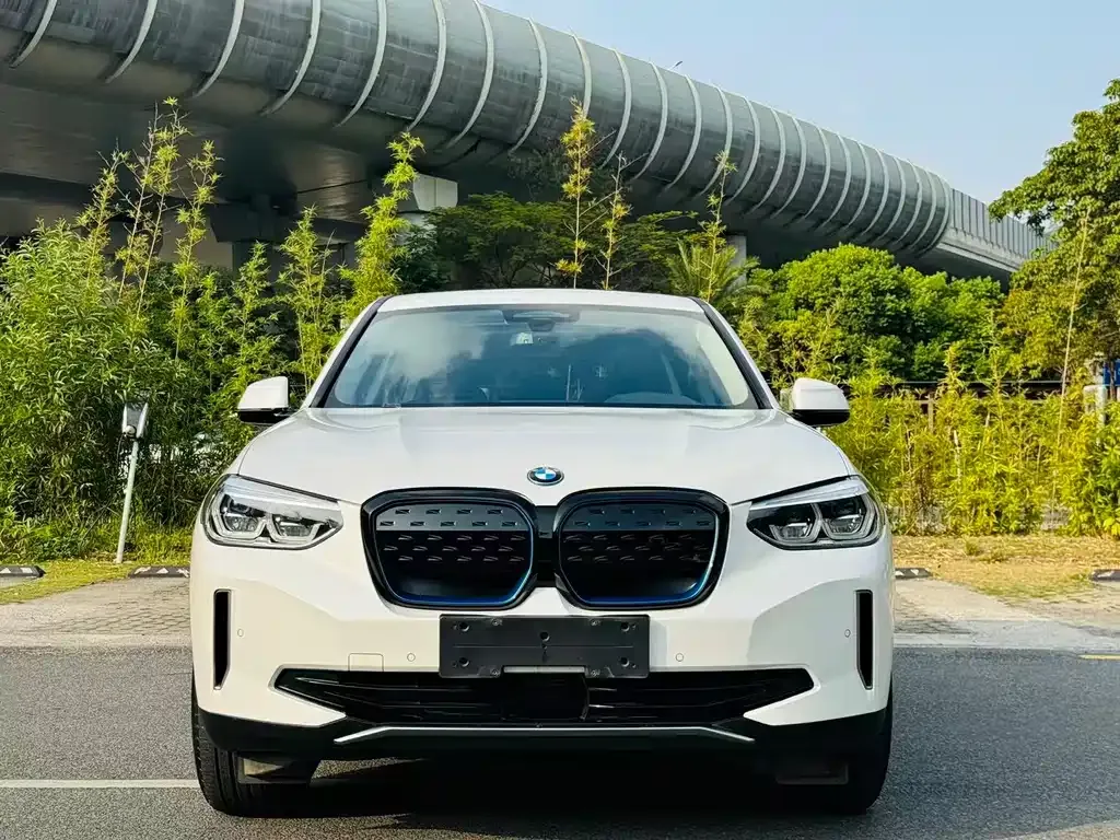 BMW iX3 — фото 8