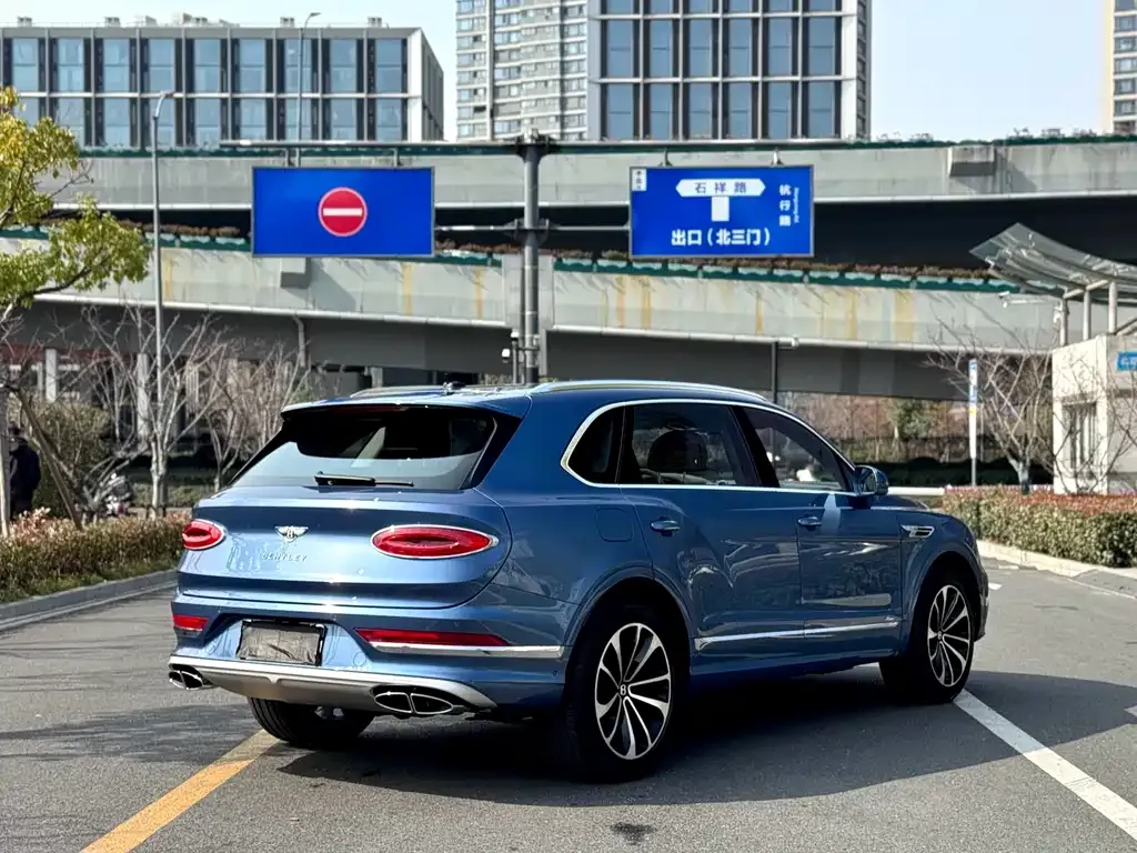 Bentley Bentayga 2023 из CN, фото 8
