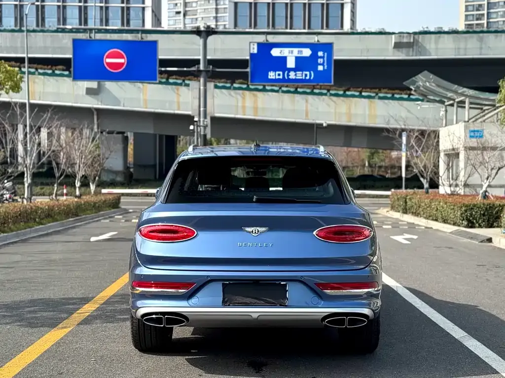 Bentley Bentayga 2023 из CN, фото 2