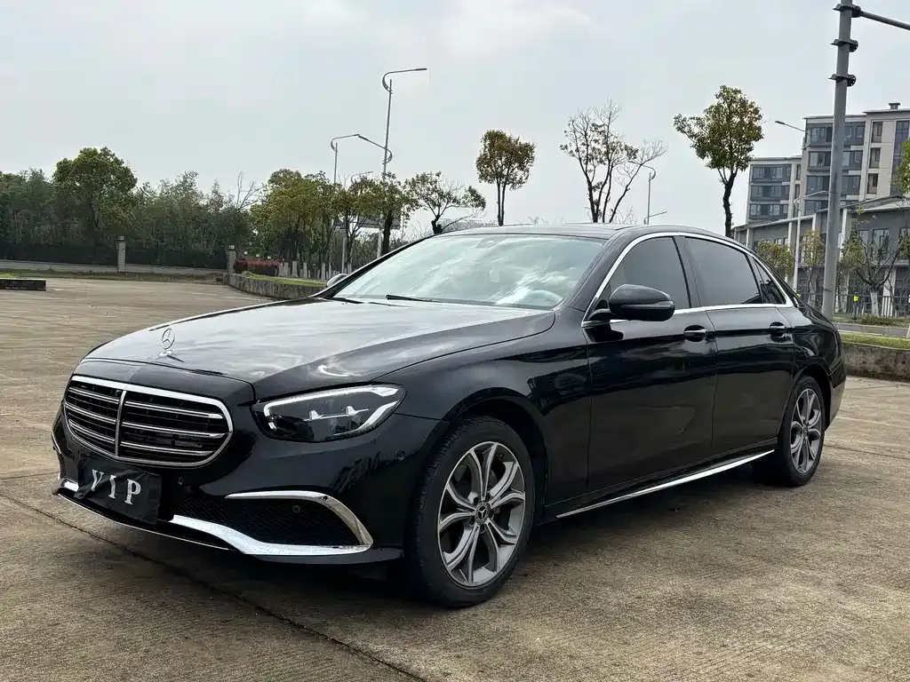 Mercedes-Benz E-Class — фото 1
