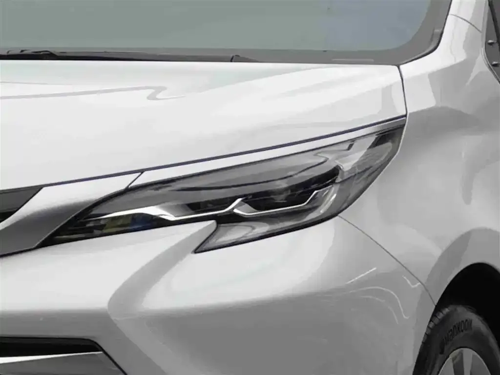 Toyota Sienna — фото 2