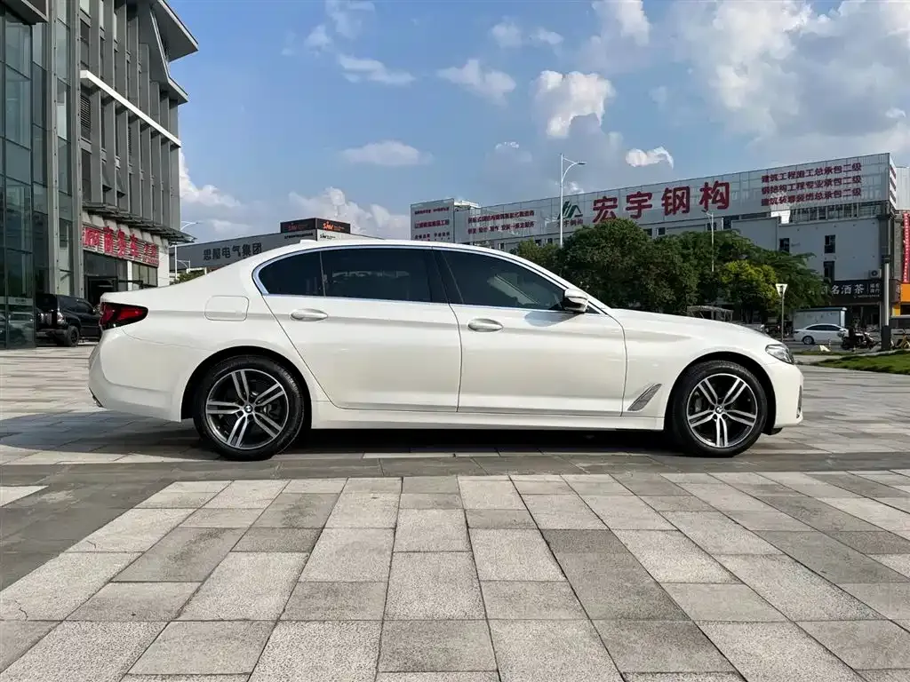 BMW 5 Series — фото 9