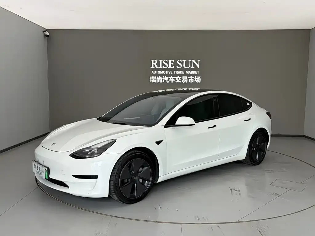 Tesla Model 3 — фото 1