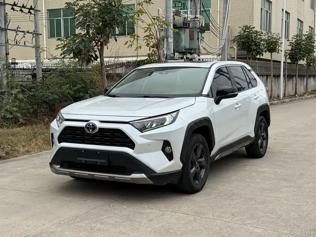 Toyota RAV4 — фото 1