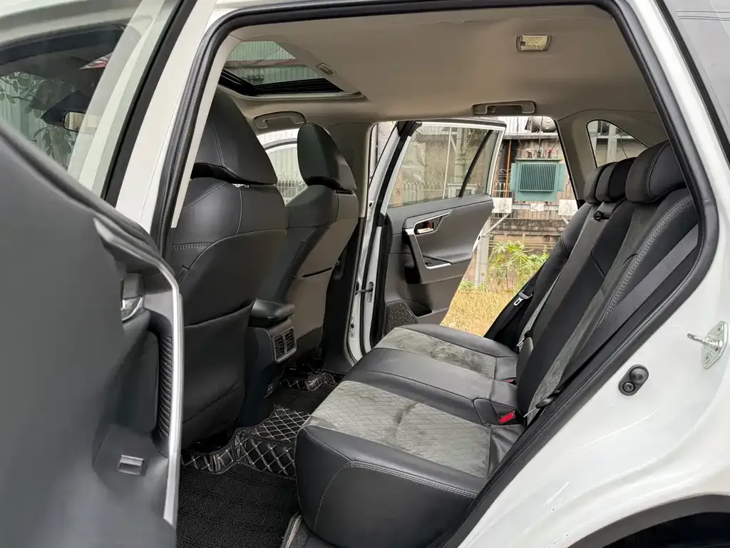 Toyota RAV4 — фото 7