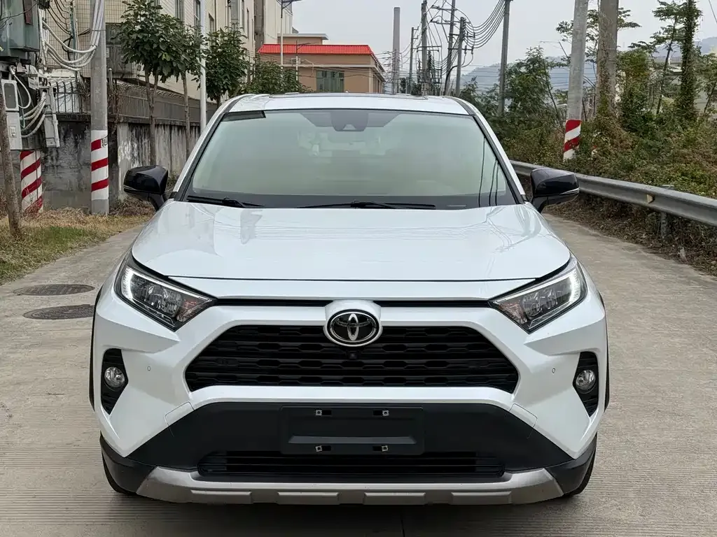 Toyota RAV4 — фото 5