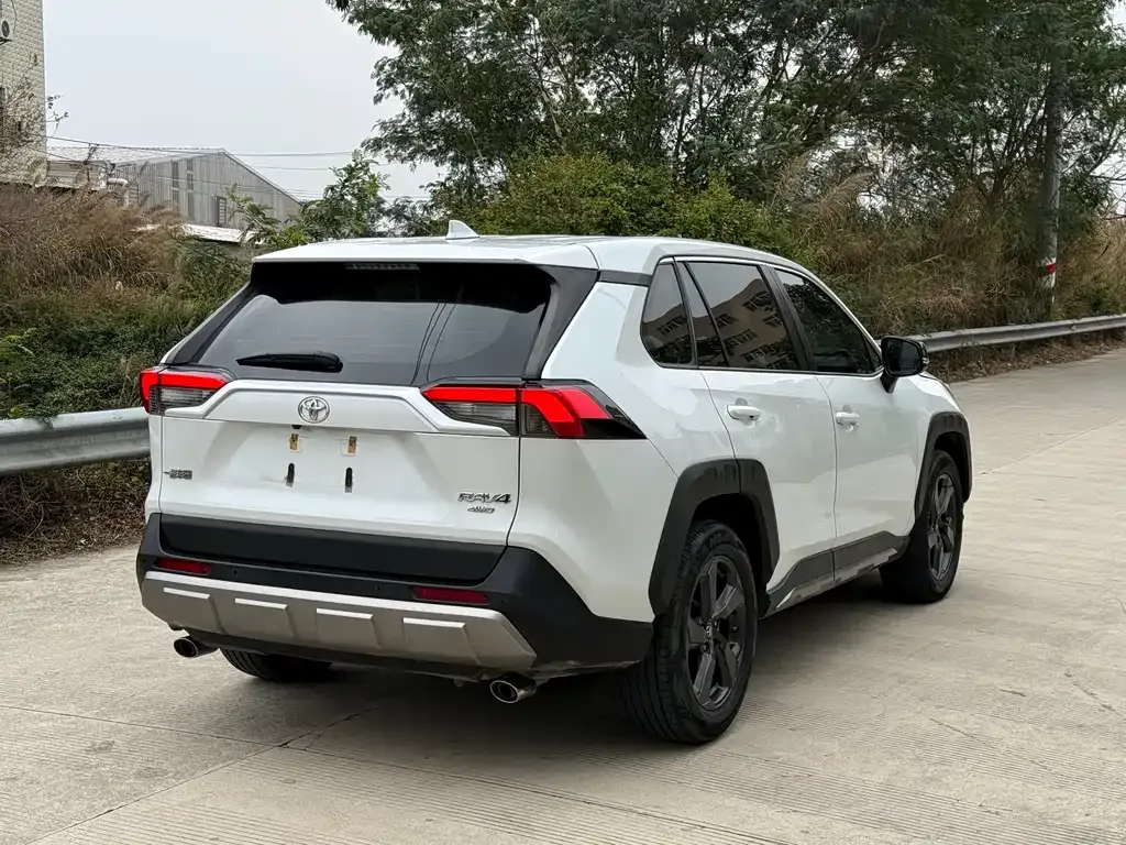 Toyota RAV4 — фото 10