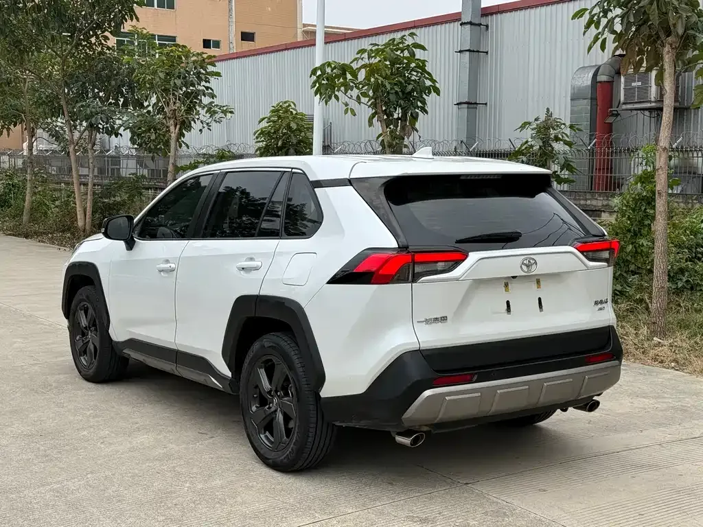 Toyota RAV4 — фото 8