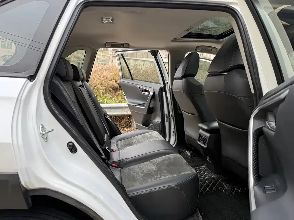 Toyota RAV4 — фото 3
