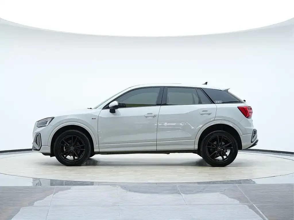 Audi Q2L 2023 из CN, фото 3