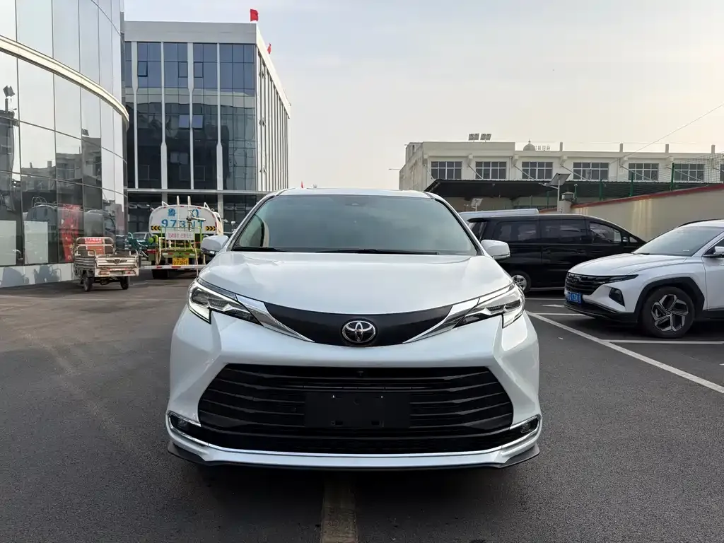 Toyota Sienna — фото 1