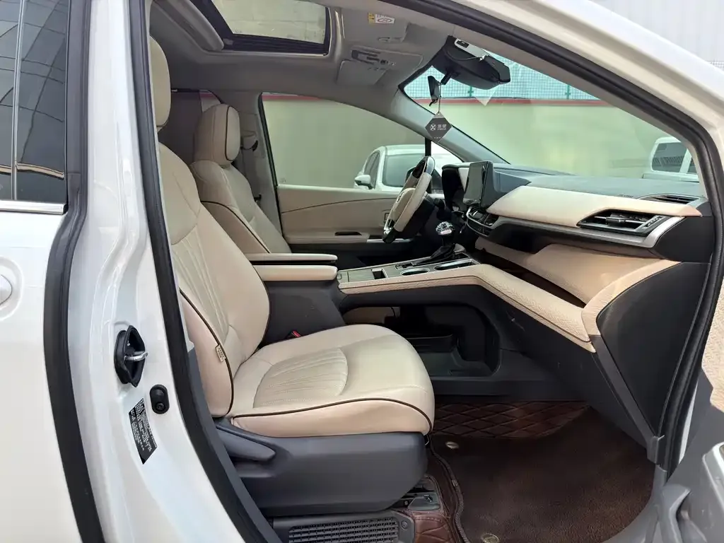 Toyota Sienna — фото 2