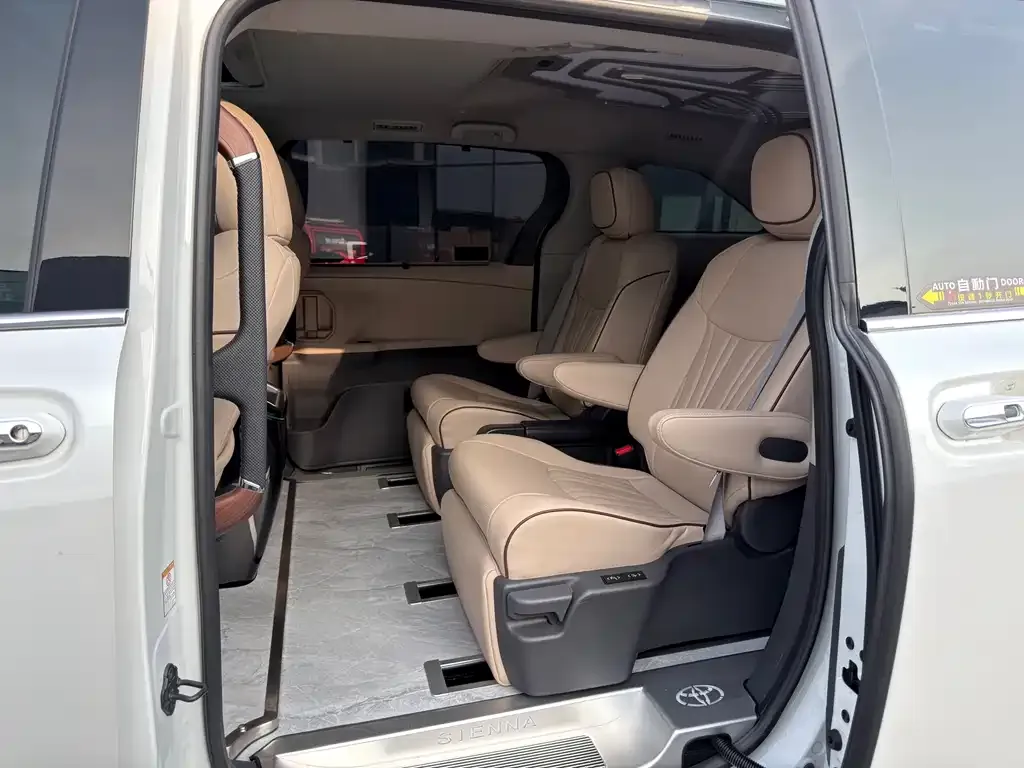 Toyota Sienna — фото 8