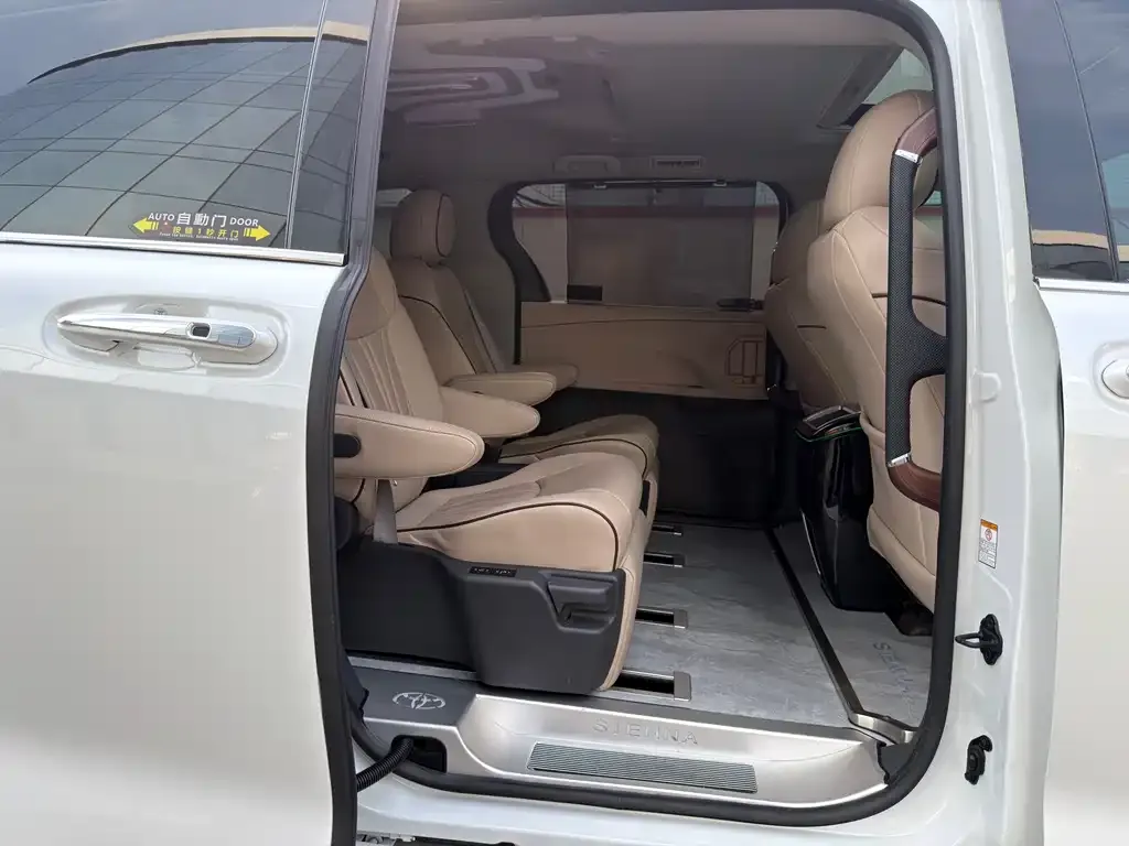Toyota Sienna — фото 10