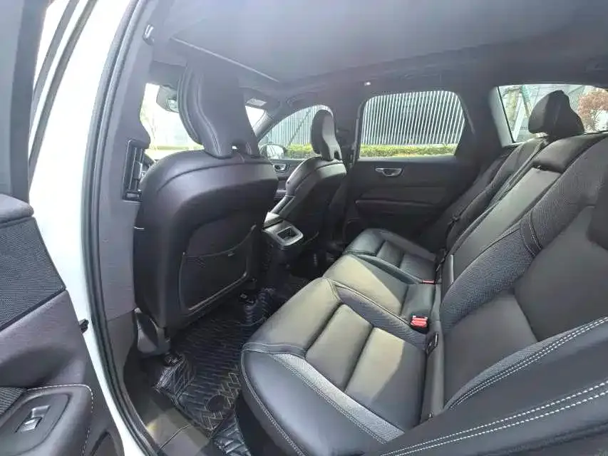 Volvo XC60 2024 из CN, фото 2