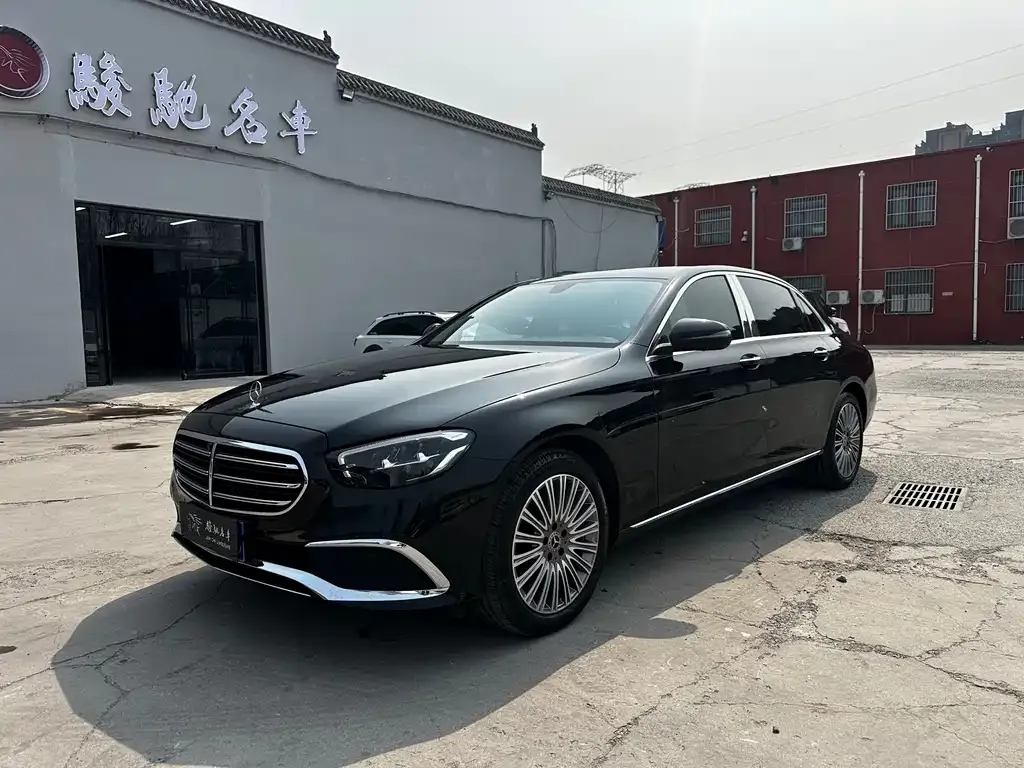 Mercedes-Benz E-Class — фото 1