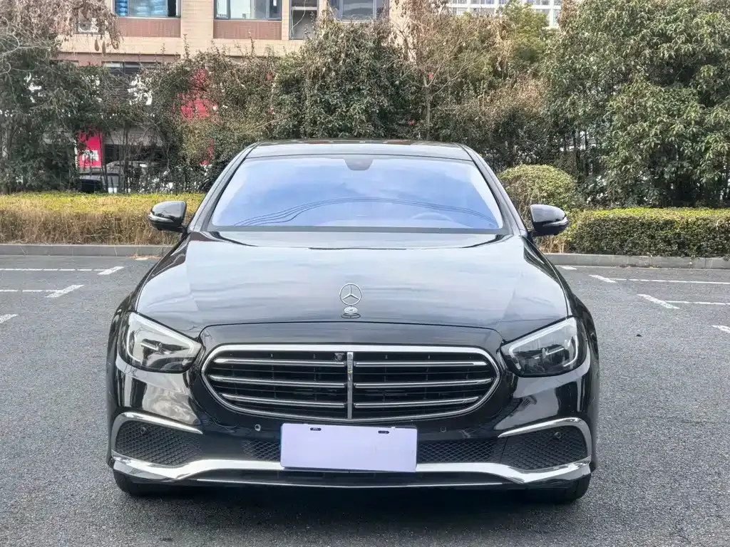 Mercedes-Benz E-Class — фото 1