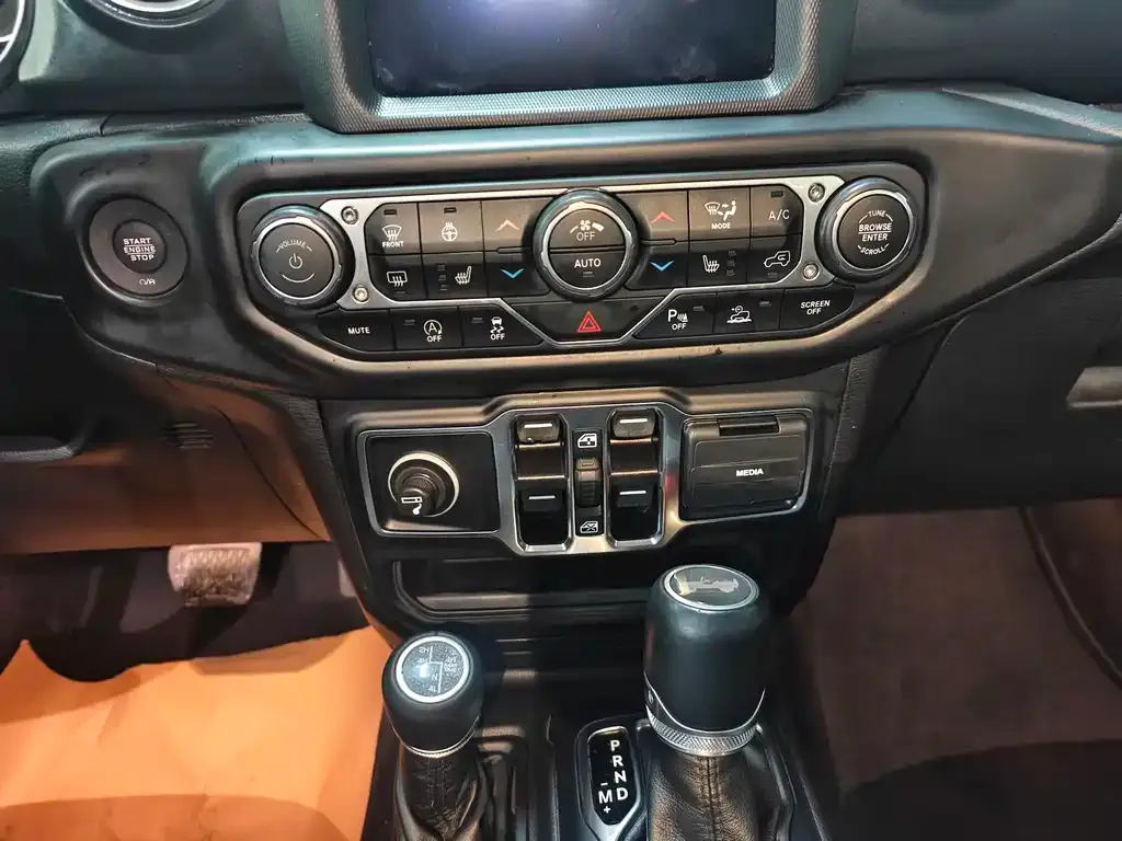 Jeep Wrangler — фото 10