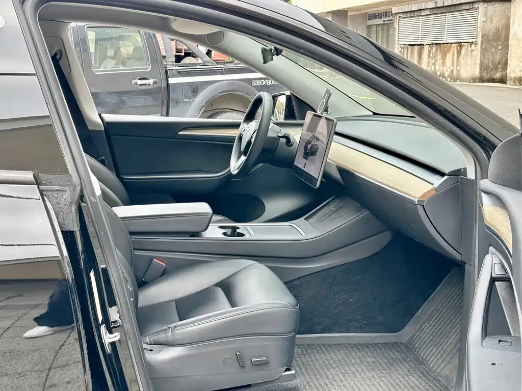 Tesla Model Y — фото 3
