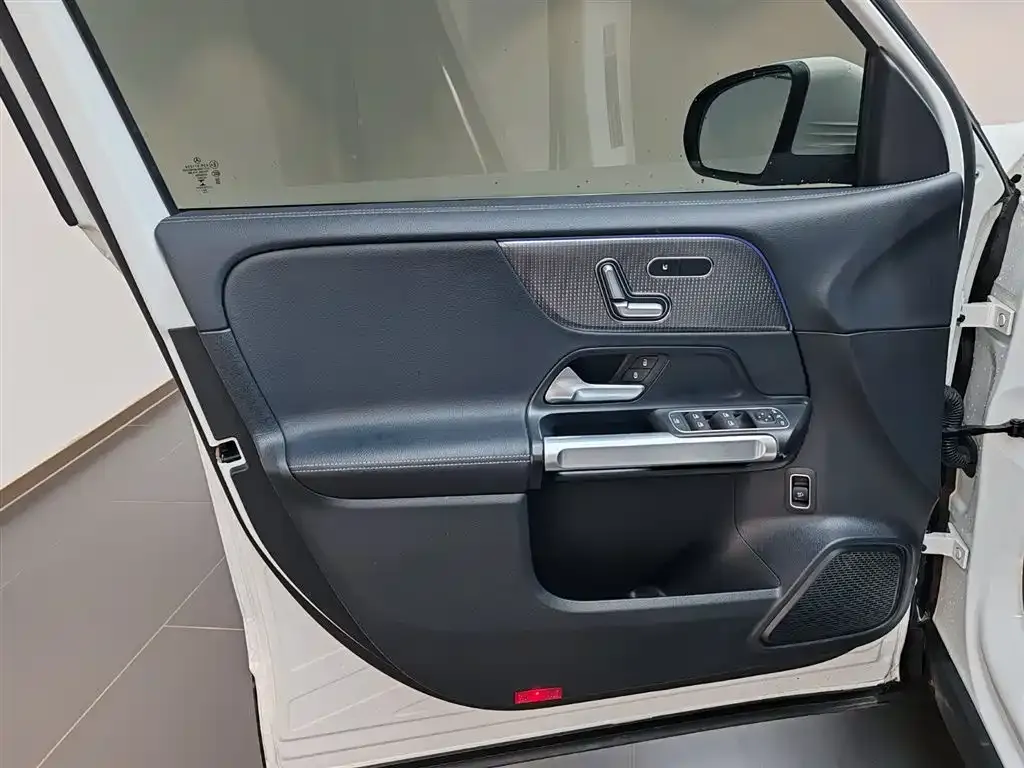 Mercedes-Benz EQB — фото 10