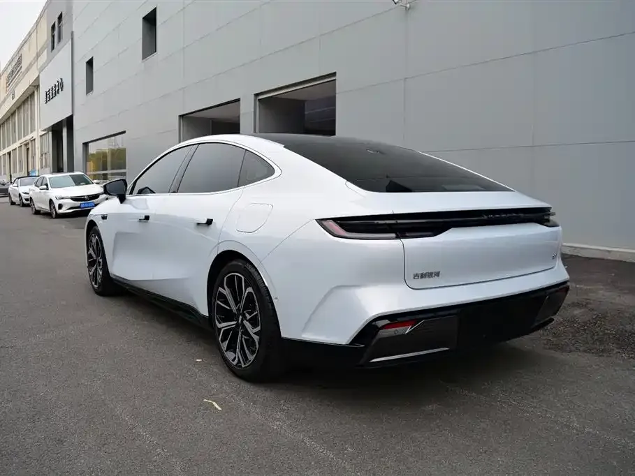 Geely Galaxy E8 — фото 10