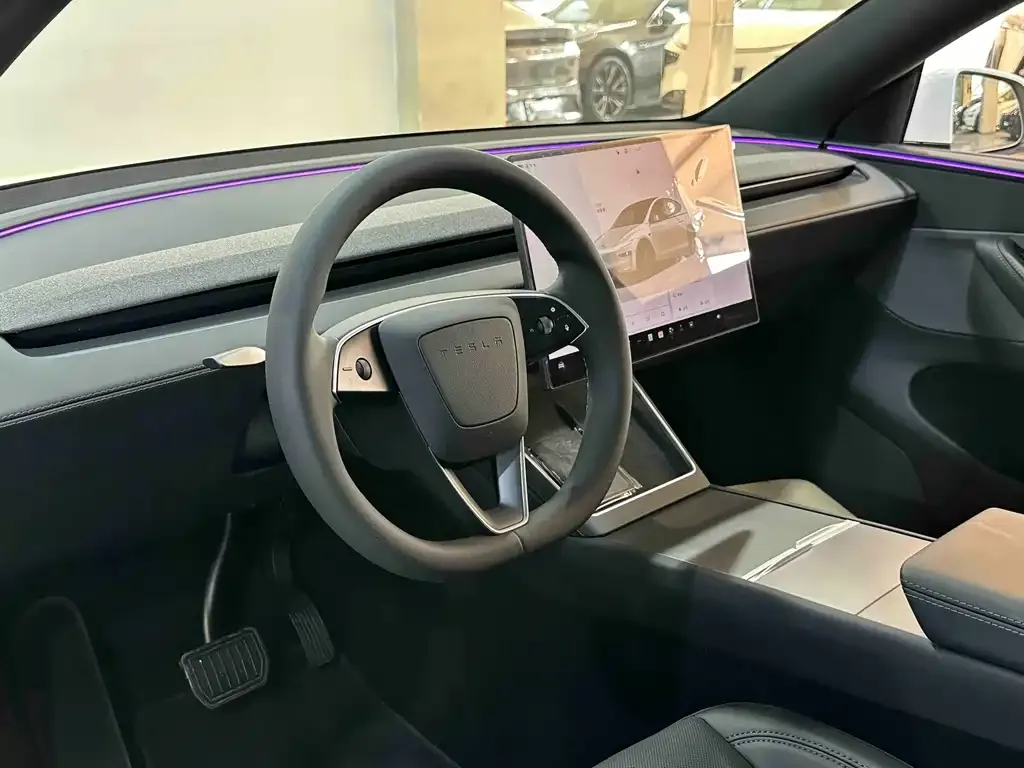 Tesla Model Y — фото 10