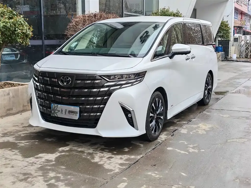 Toyota Alphard — фото 1