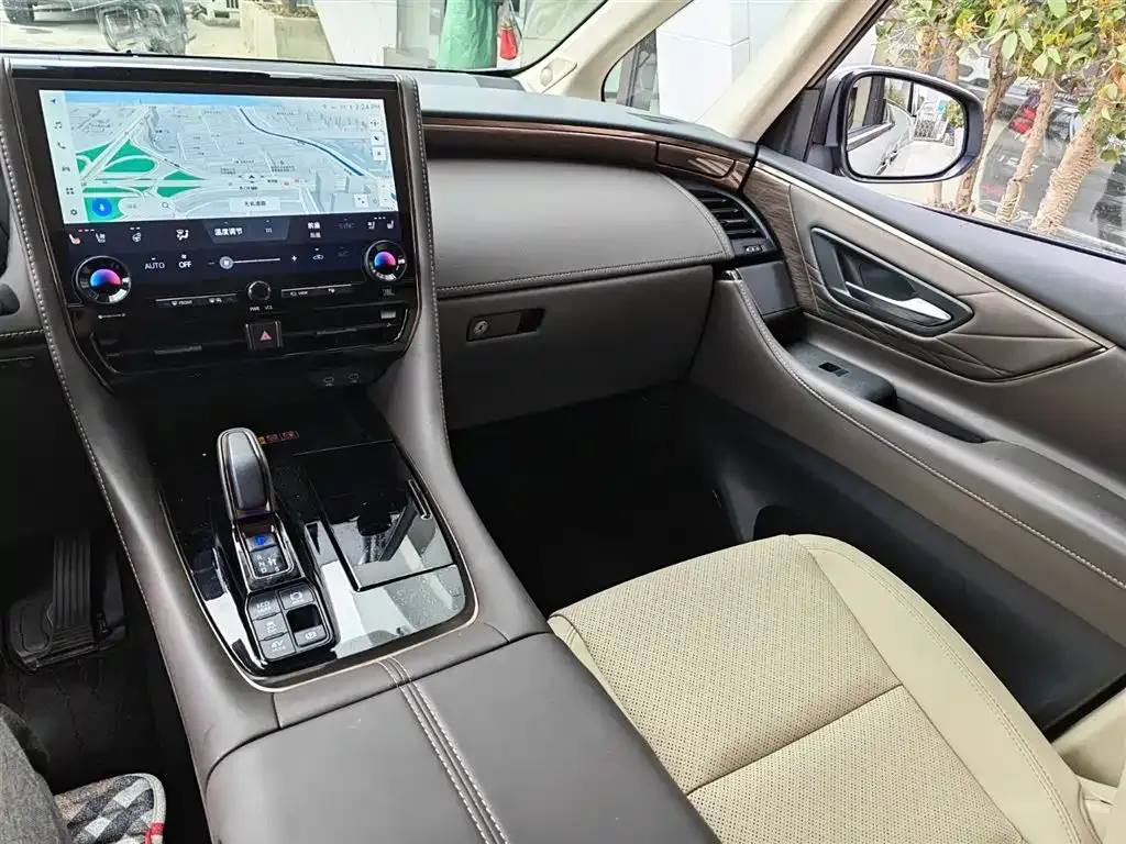 Toyota Alphard — фото 2