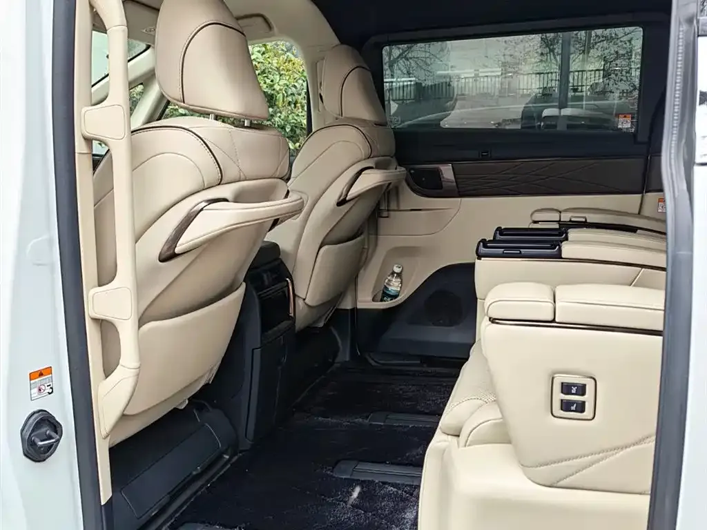 Toyota Alphard — фото 9