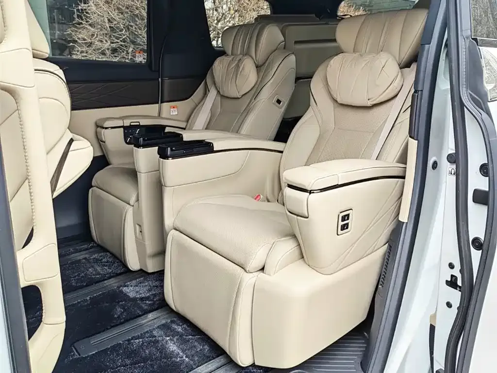 Toyota Alphard — фото 5