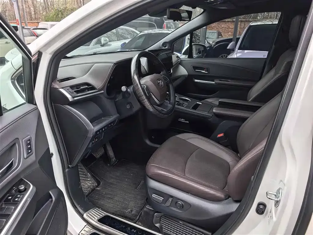 Toyota Granvia 2023 из CN, фото 2