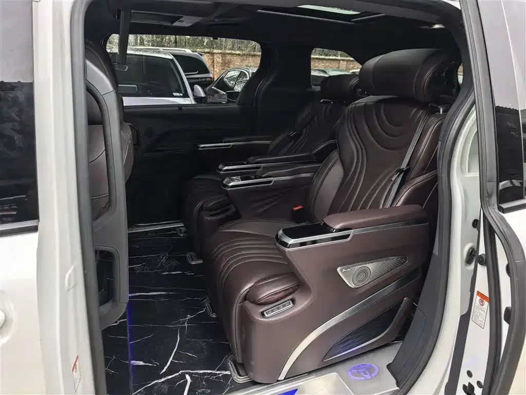 Toyota Granvia 2023 из CN, фото 4
