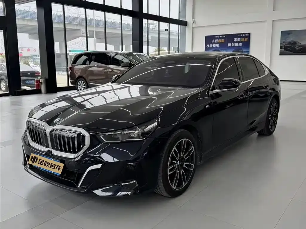 BMW 5 Series — фото 1