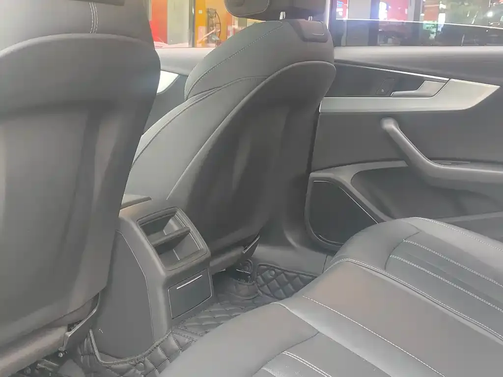 Audi A4L 2021 из CN, фото 2