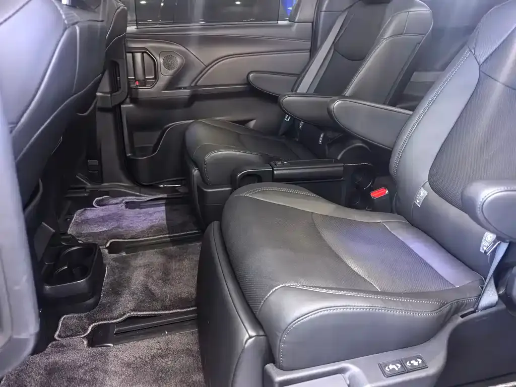 Toyota Sienna 2024 из CN, фото 6