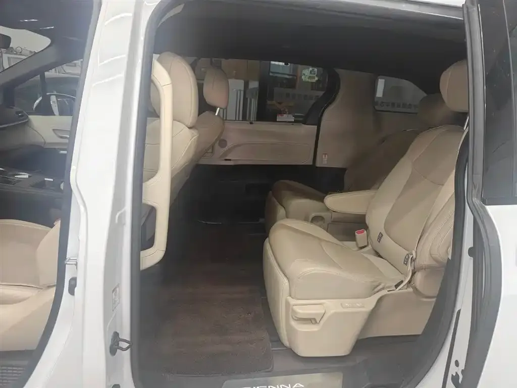 Toyota Sienna 2023 из CN, фото 1