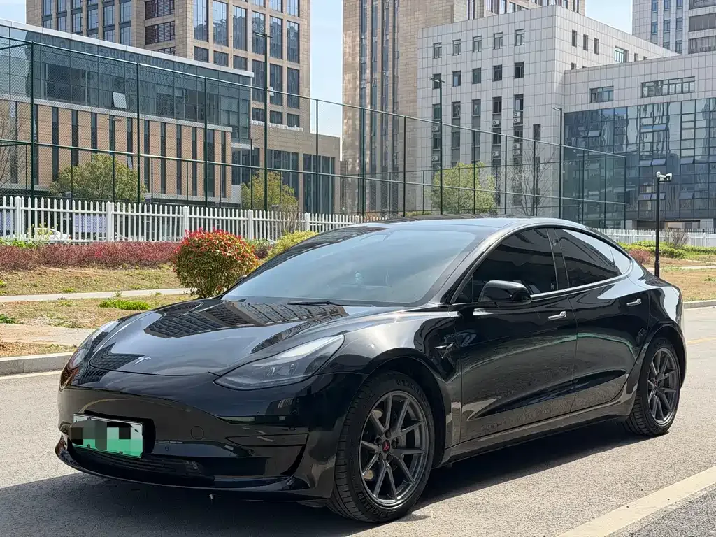 Tesla Model 3 — фото 1