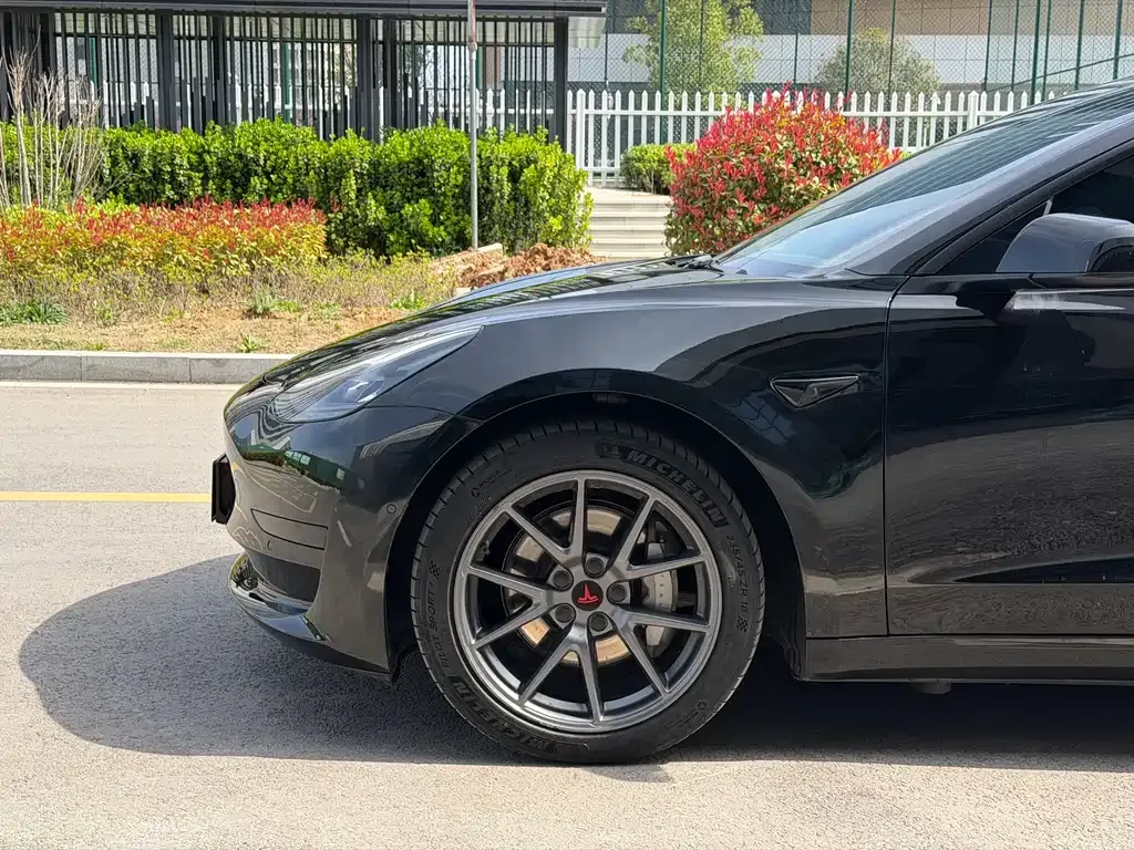 Tesla Model 3 — фото 10