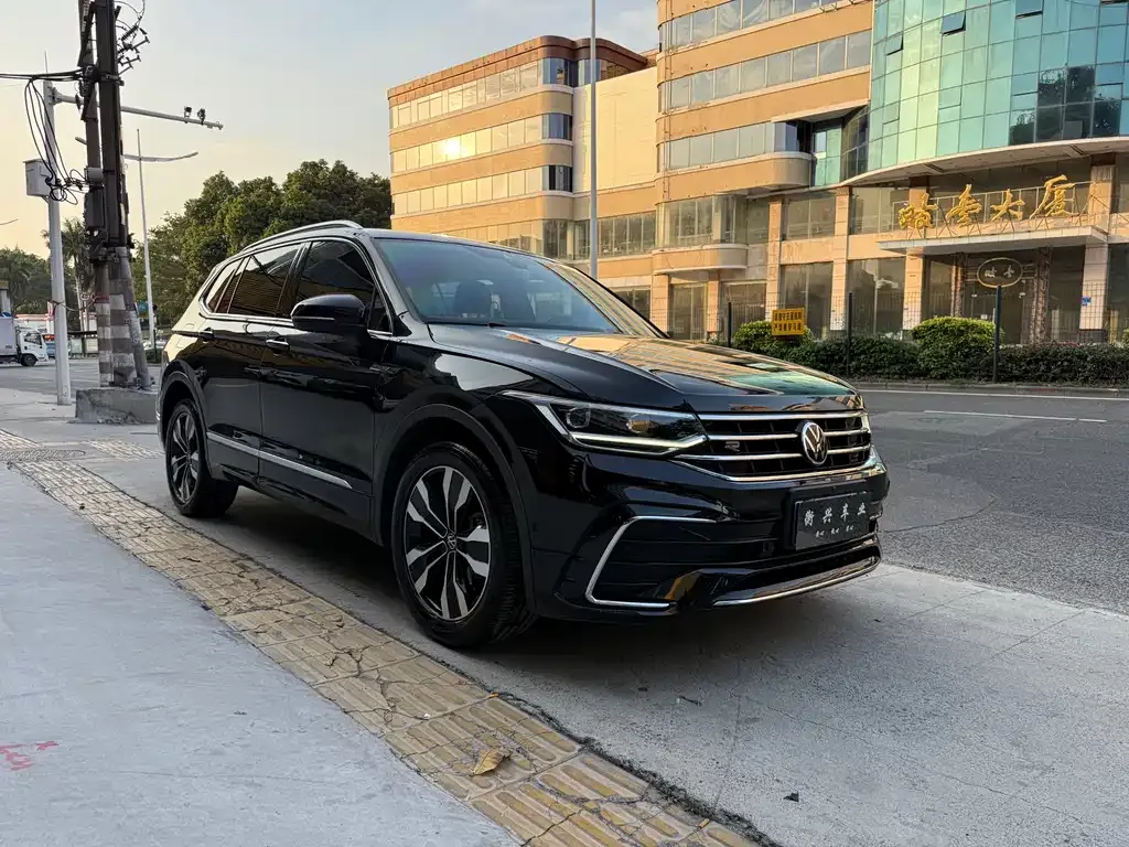 Volkswagen Tiguan L — фото 10