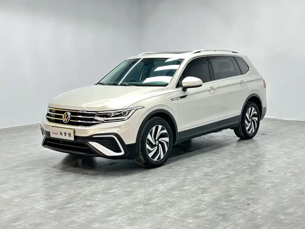 Volkswagen Tiguan L — фото 1