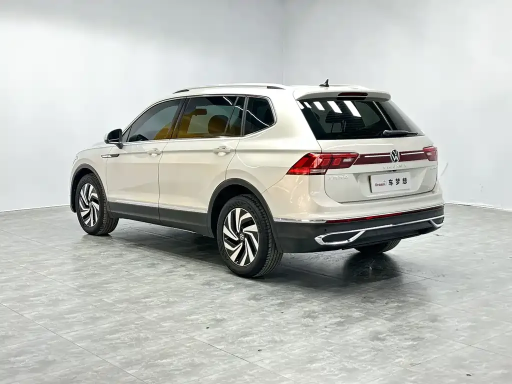 Volkswagen Tiguan L — фото 10
