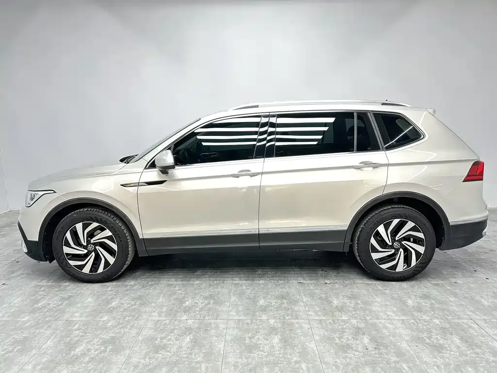 Volkswagen Tiguan L — фото 9