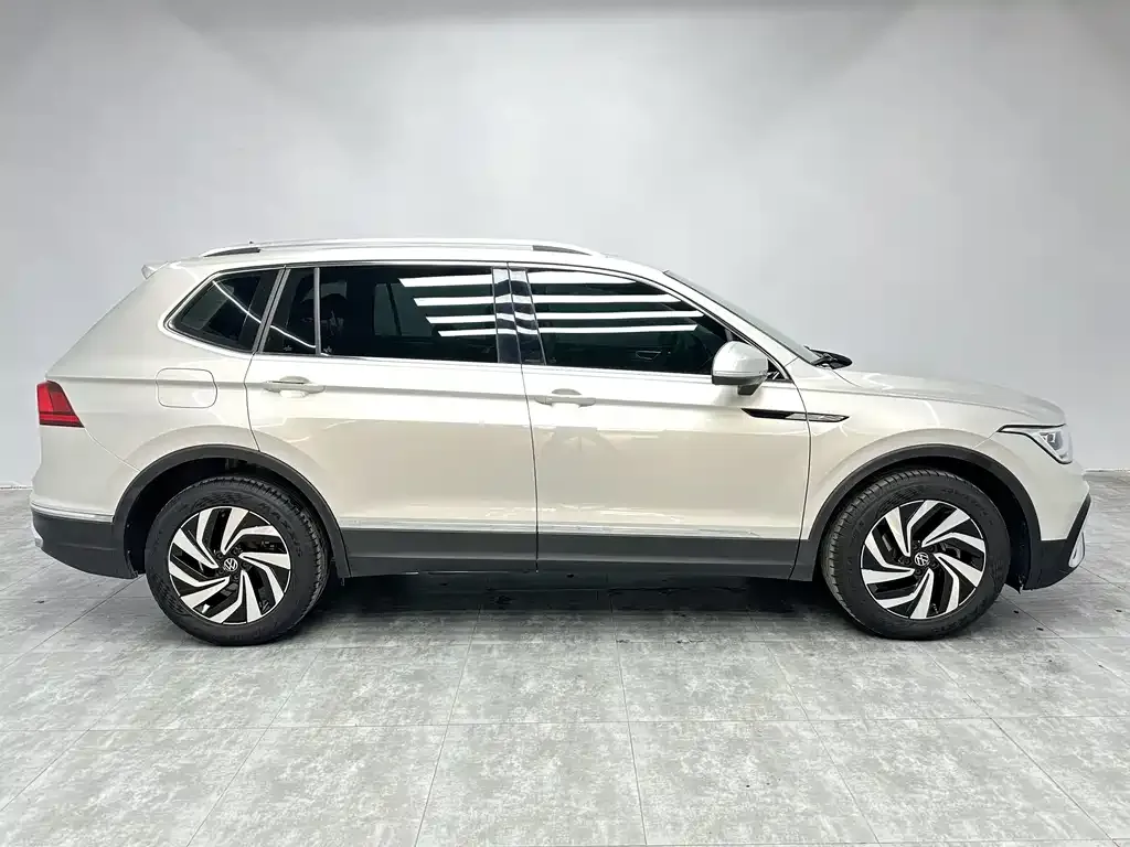 Volkswagen Tiguan L — фото 4