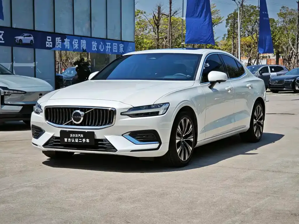 Volvo S60 — фото 1